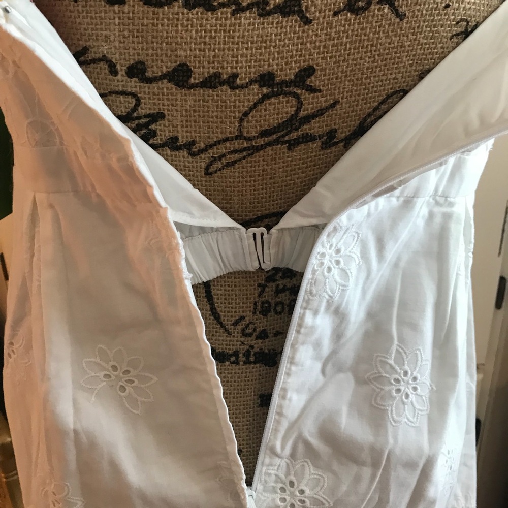 Lilly Pulitzer Betsy Dress Eyelet. Size 10 - Picture 3 of 4